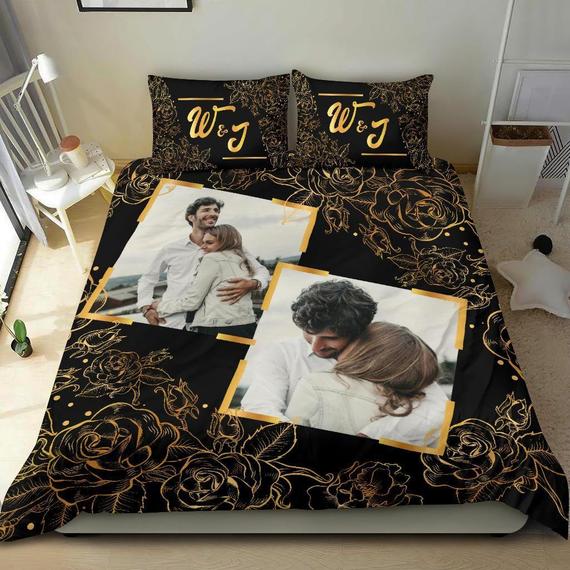 Một mẫu bedding set cho phòng ngủ của một cặp đôi với hình ảnh trên chăn và chữ cái đầu trong tên của hai người trên gối được cá nhân hóa - có thể thay đổi tùy ý thích của từng khách hàng.