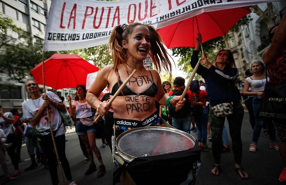 在布宜诺斯艾利斯市中心的街上，许多人参加了响应国际妇女节的游行，以维护平等权利并消除性别的暴力。