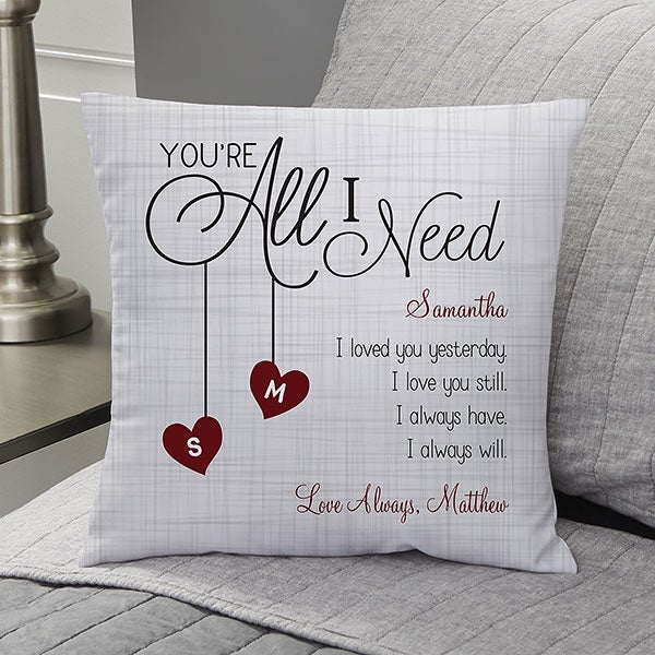 Một mẫu thiết kế sản phẩm vỏ gối (pillow cover) cho ngày Valentine đã được cá nhân hóa bằng cách cho phép người mua viết tên người tặng quà và người nhận quà.