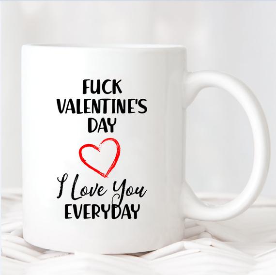 Một mẫu thiết kế trên sản phẩm Mug ngày Valentine mà khách hàng của bạn có thể mua tặng bạn trai/bạn gái, vợ/chồng.