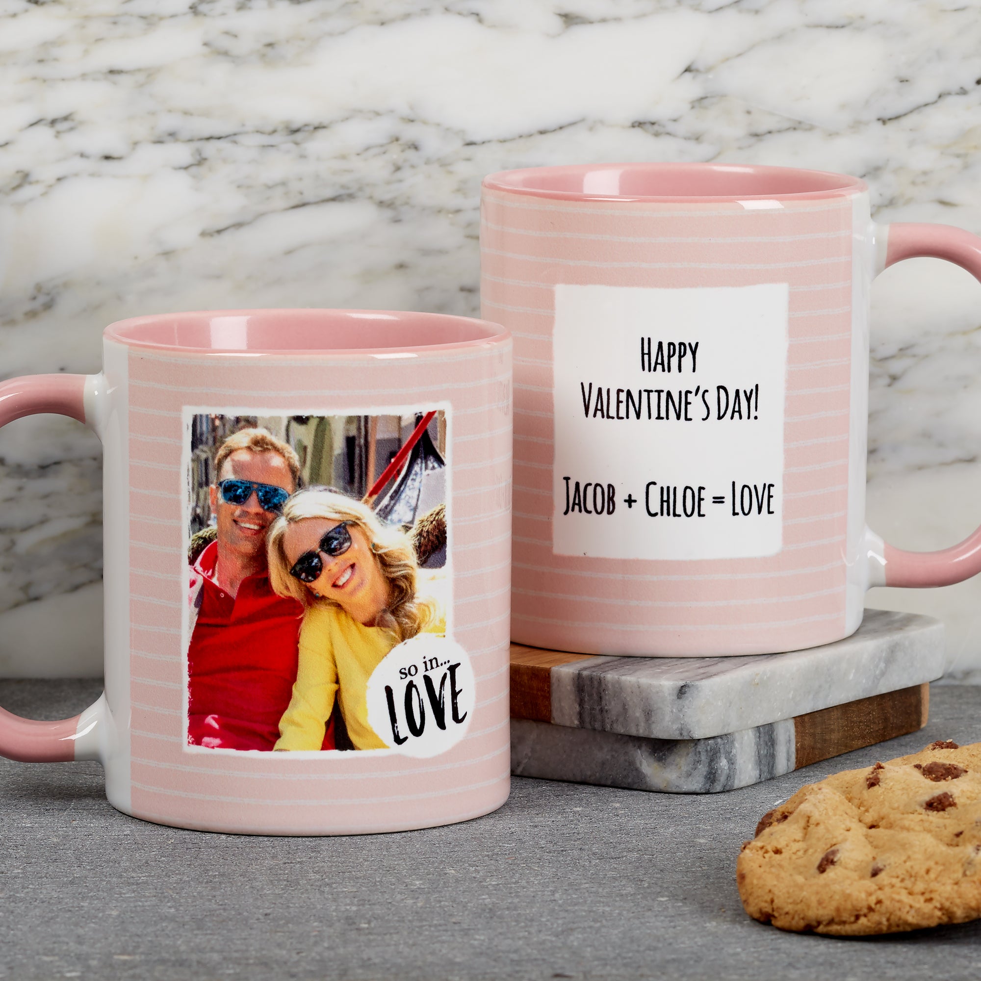 Một mẫu thiết kế Mug cho ngày Valentine của một cặp đôi với ảnh và tên có thể thay đổi.