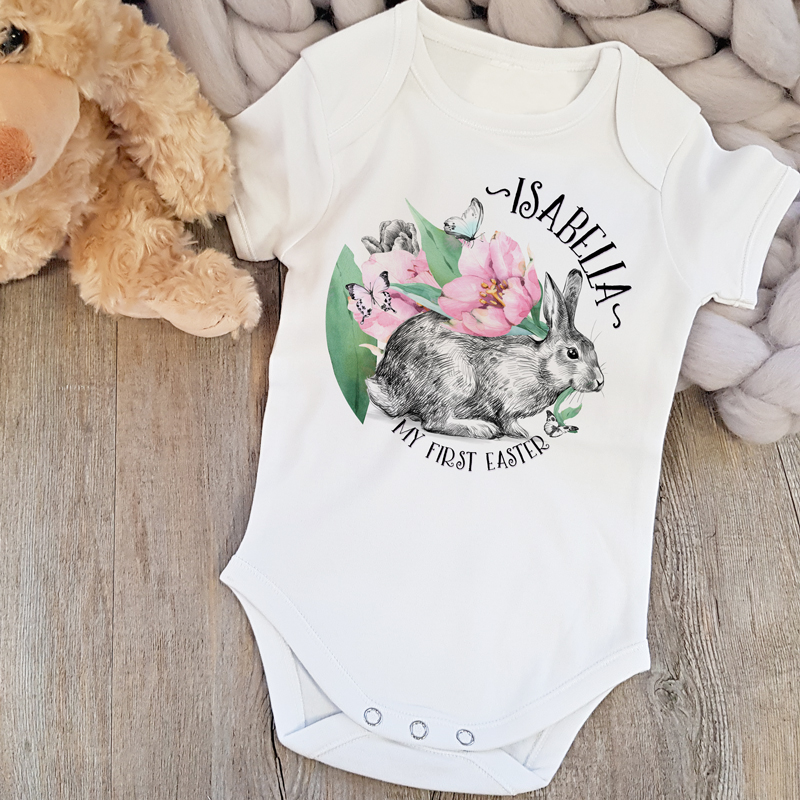 Mẫu thiết kế dành trên Baby One Piece được cá nhân hóa bằng cách cho phép người mua thay đổi tên trên sản phẩm