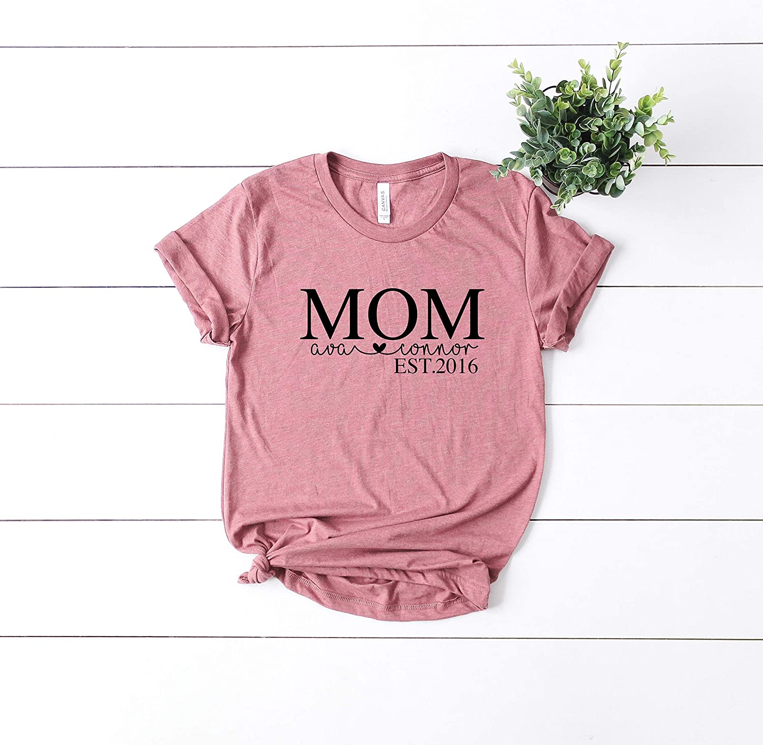 Thiết kế áo T-shirt cho ngày Mother’s Day với năm và tên của các con có thể thay đổi