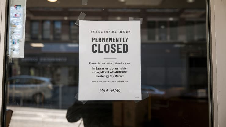 Rất nhiều cửa hàng bán lẻ truyền thống phải đóng cửa vì đại dịch.