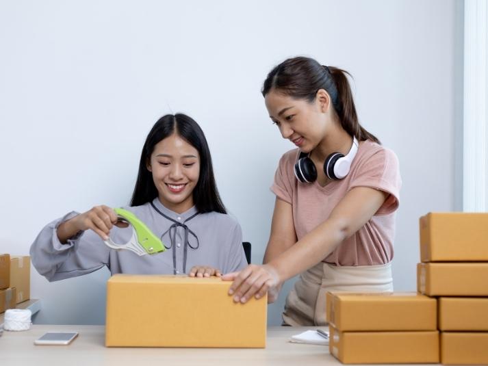 Các nhân viên nội bộ kiểm soát quy trình từ đầu đến cuối trong mô hình In-House Fulfillment.