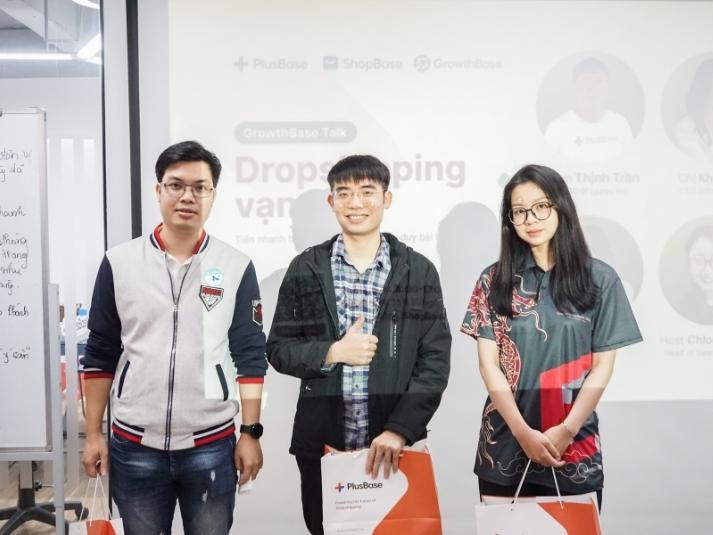 Đội chiến thắng mini-game giải case study tại GrowthBase Talk 2022